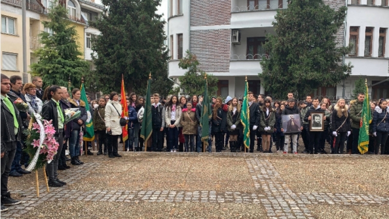 Венци и цветя поднесоха ученици от видински училища духовнци и