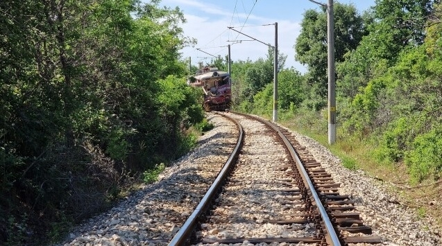 Изясняват се причините за тежката катастрофа на жп прелез край