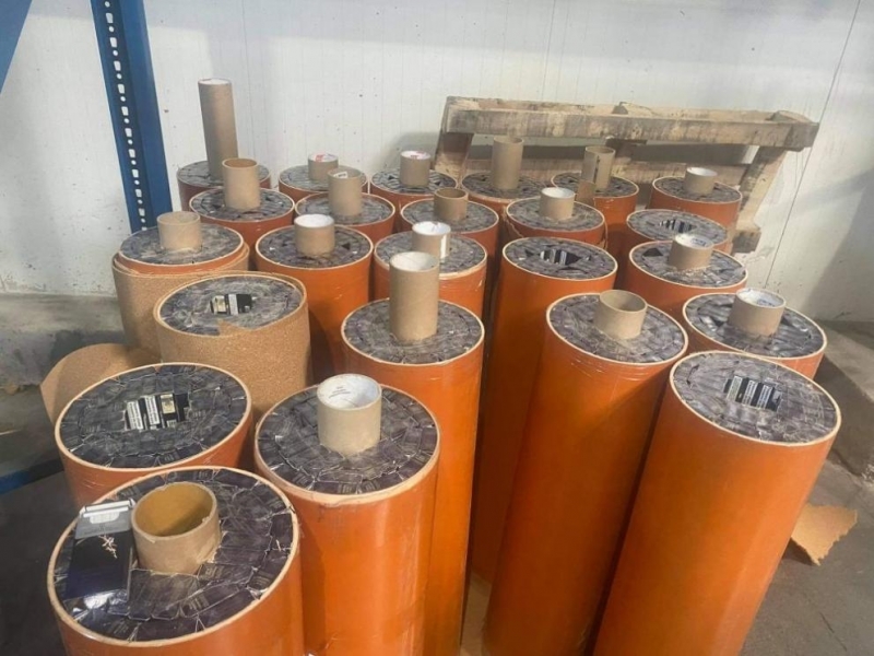 Митнически служители задържаха 131 500 къса 6575 кутии цигари в куриерска