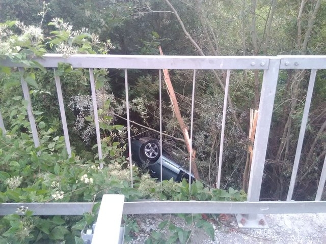 Кола падна в дере в Свиленградско съобщиха от полицията Сигналът за