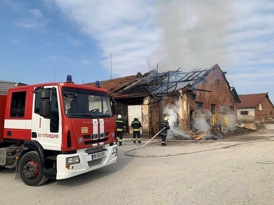 Пожар вилня в склад с дървен материал в Пловди  съобщиха