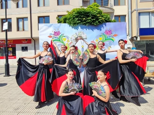 С 4 награди приключи участието на клуб по модерни танци