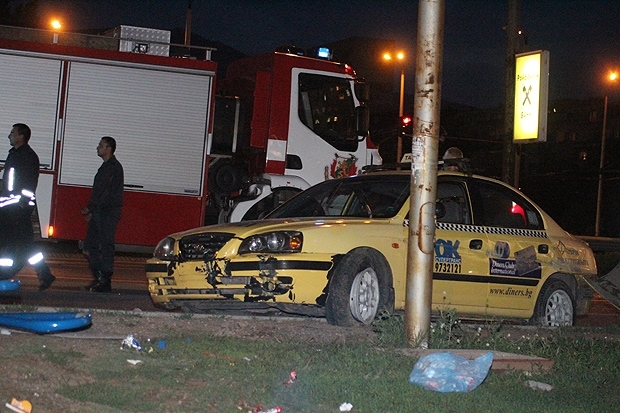 За катастрофа с два таксиметрови автомобила съобщиха от варненската полиция