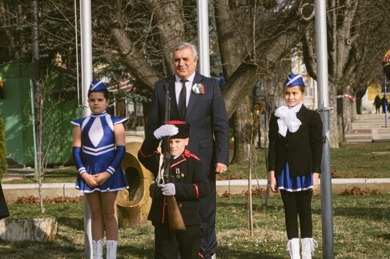 С тържество на градския площад жители и гости на Мездра