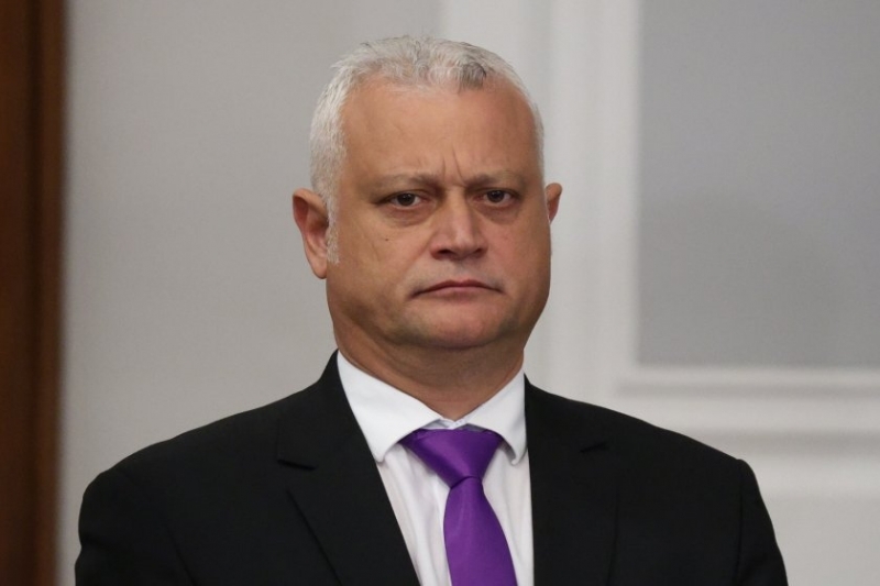 Преди час служебният вътрешен министър Емил Дечев е извикал на