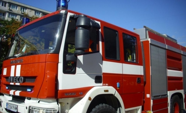 Пожарна кола се преобърна по път с голям наклон край