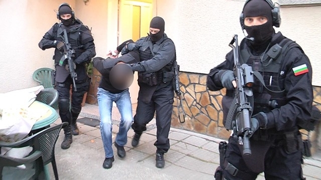 Полицаи са задържали мъж обявен за международно издирване в хода