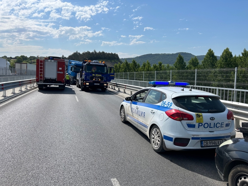 Тежка катастрофа затруднява движението по международен път Е 79 в района