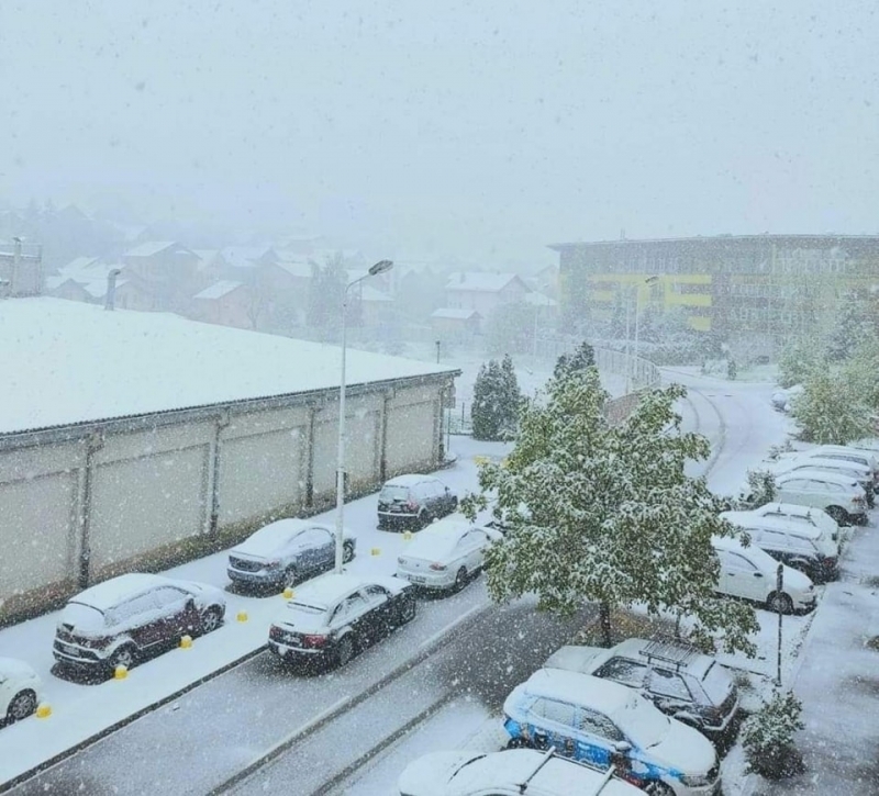 Сняг вали на по-малко от 500 км. от София.
Снежна покривка