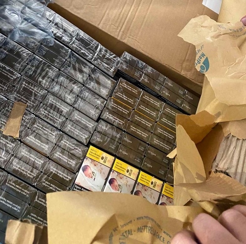 Полицаи намериха купища незаконни цигари и тютюн при тараш на