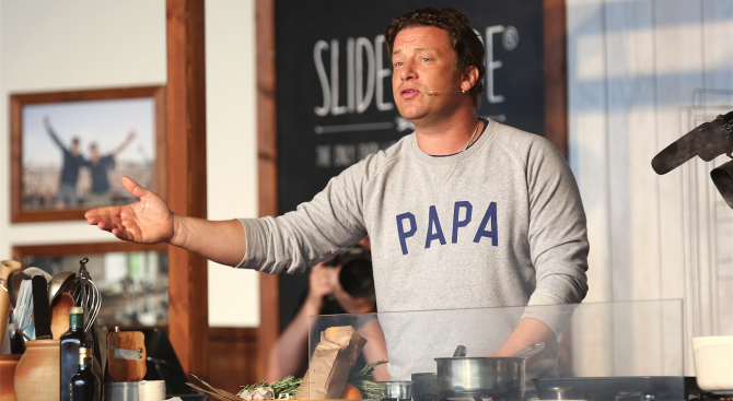 Ресторантската верига на звездния готвач Джейми Оливър обявява фалит застрашавайки