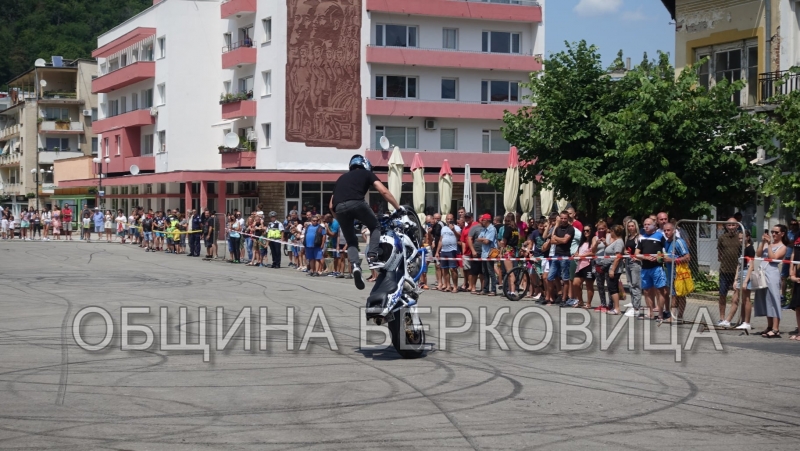 Рок музика много настроение танци безброй вдигнати ръце и рев
