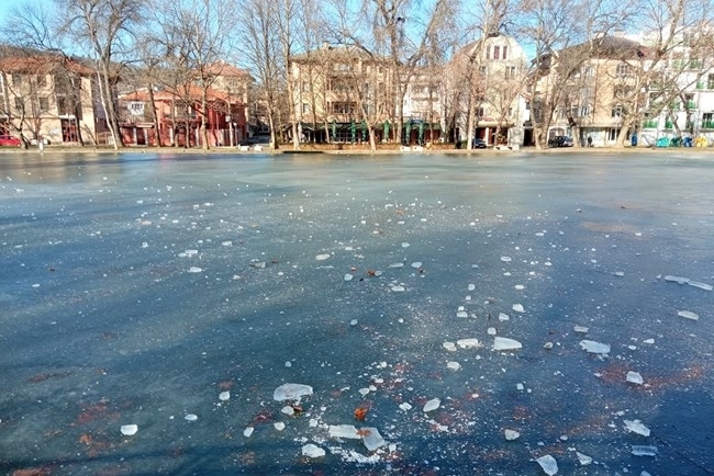 Езерото в парк Монтанензиум в Монтана замръзна В продължение на