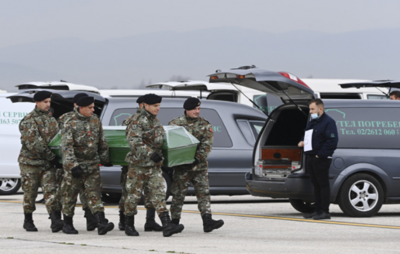 Два самолета с останките на загиналите при автобусната катастрофа в