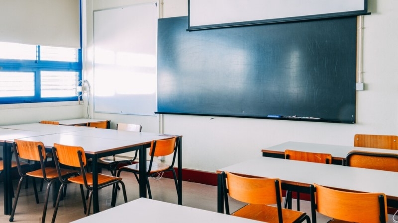 Учителка от Ийстуейл Калифорния е арестувана след като е преспала