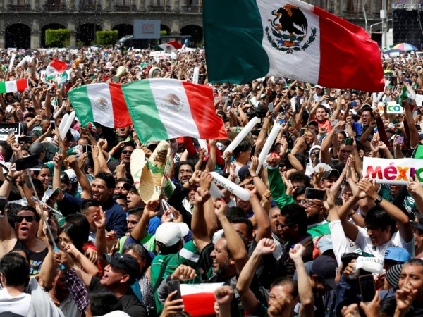 Хиляди фенове на мексиканския национален отбор по футбол, победил вчера