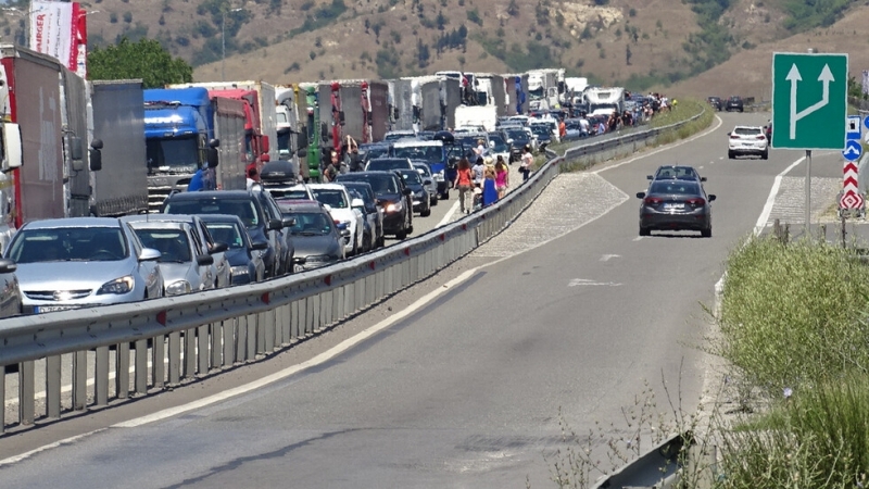 ОГРАНИЧЕНИЯ ЗА ТОВАРНИ АВТОМОБИЛИ Забранява се движението на моторни превозни