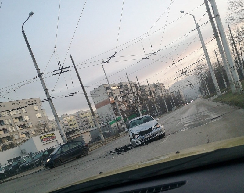 Пътен инцидент е станал преди минути във Враца научи агенция