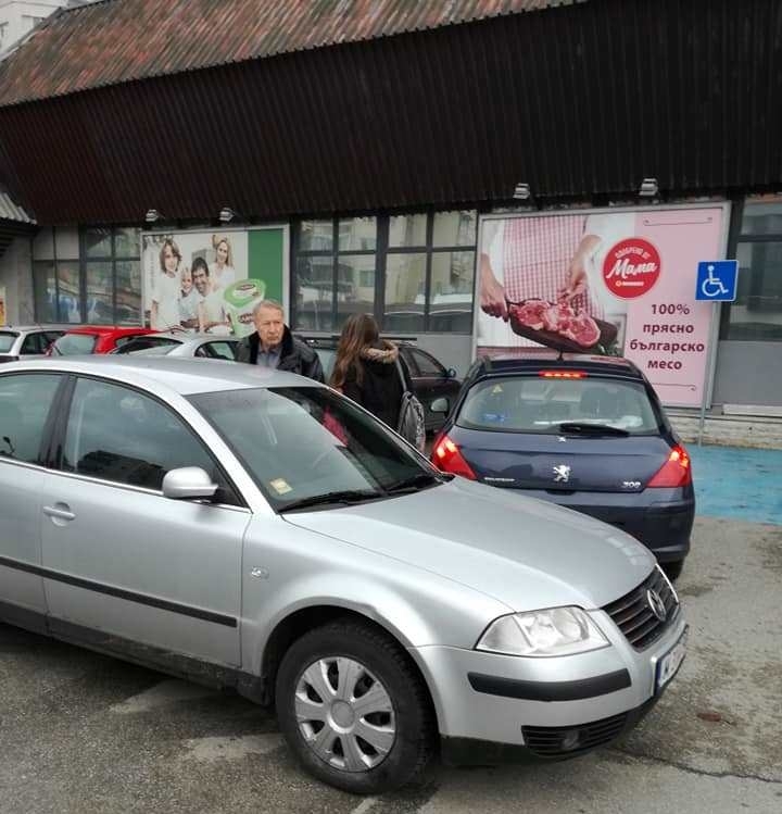 Кадри на поредното брутално паркиране насред центъра на Лом взривиха