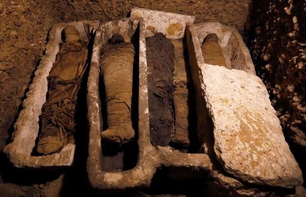 Египетски археолози откриха фараонска гробница с 50 мумии съобщава Ройтерс Според