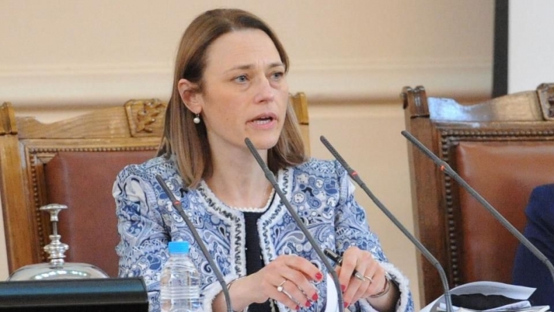 Председателят на Народното събрание Ива Митева обяви законопроекта за изменение и