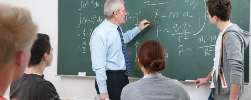 Учител по математика във Великобритания беше отстранен временно от работа
