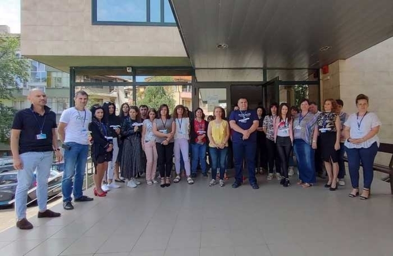 На едночасова предупредителна стачка излязоха служителите от Районната здравноосигурителна каса