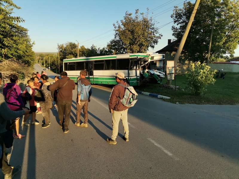 Автобус със земеделски производители катастрофира край врачанското село Бутан, научи