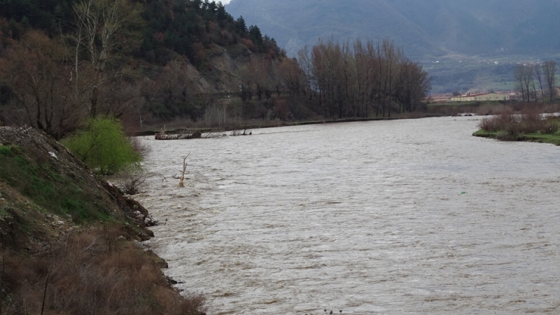 Водата в река Струма е оцветена в червено на територията