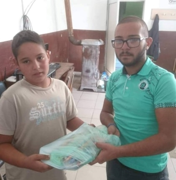 Млад мъж от видинското село Дреновец помага на ученици в