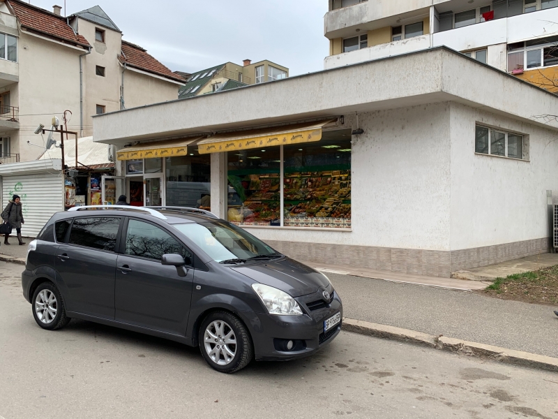 Днес преди обед е бил обран магазинът за плодове и