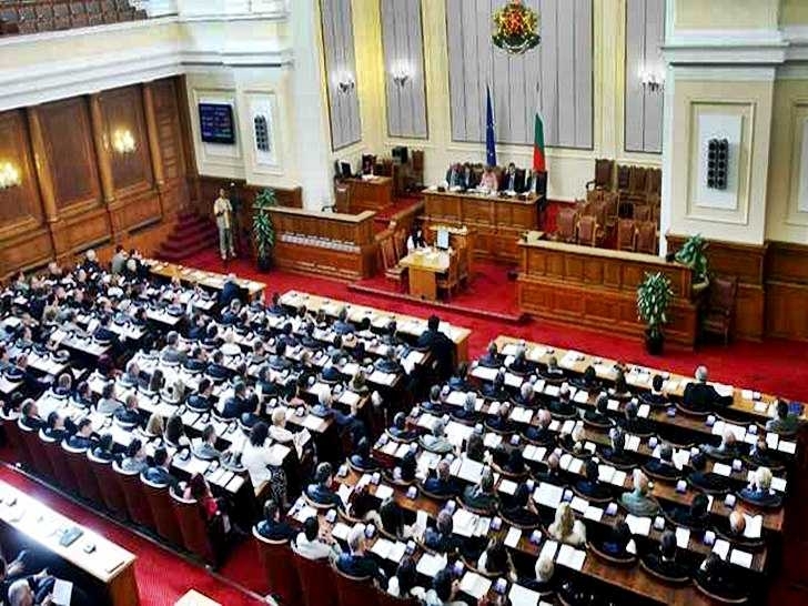 Народното събрание прие налагане на мораториум върху договорите и назначенията