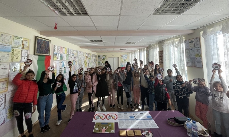 Работилница за коледни картички зарадва децата в Община Борован съобщиха