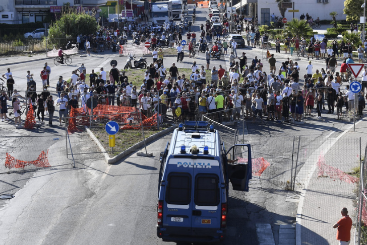 Микробус собственост на някой от българските роми в карантинираните блокове