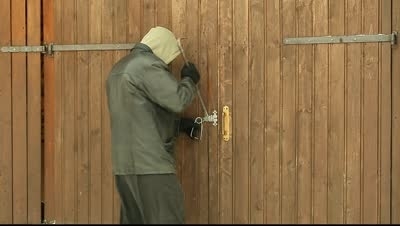 Крадец разби гараж и обра неща от колата намираща се