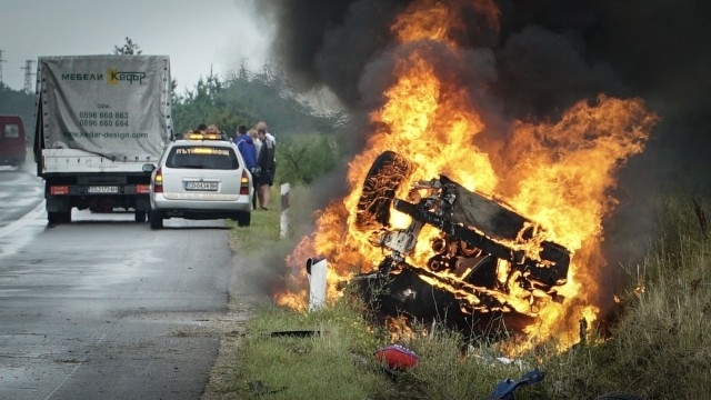 Снимка: Като на кино! Зрелищна катастрофа в Монтанско, кола излетя по таван от пътя, друга изгоря като факла
