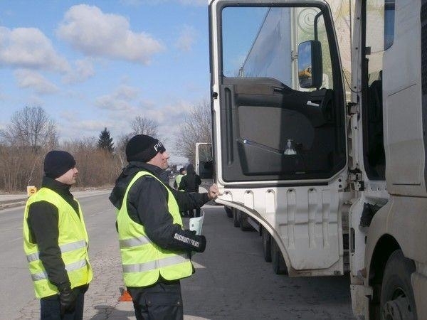 Полицаи глобиха над 40 шофьора на товарни автомобили в Монтанско