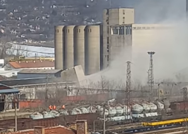 С контролиран взрив беше съборена част от масивна сграда в