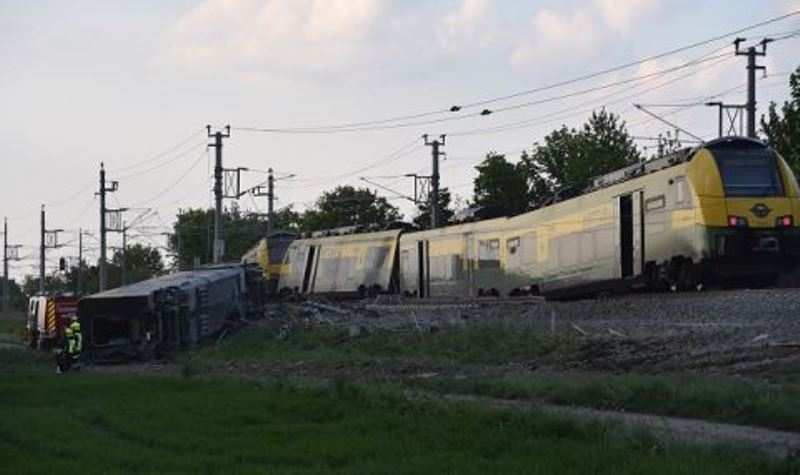 Катастрофата е станала когато товарен влак е дерайлирал и се