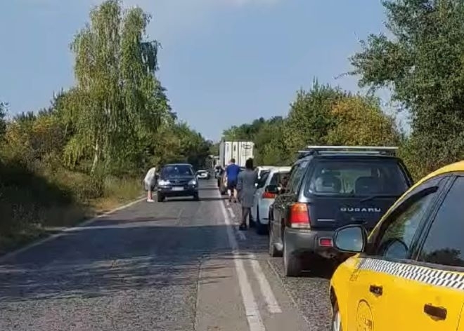Алкохолът не прощава! Мъж предизвика верижна катастрофа във Врачанско, оказа се пиян
