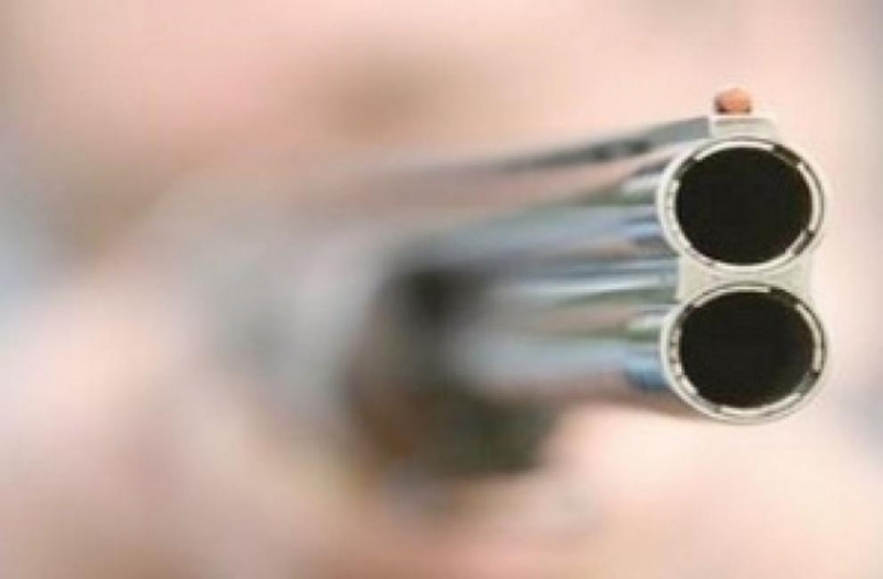 Съпруг е ограбил жена си като я заплашил с пушка съобщиха