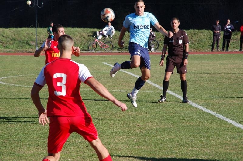 "Ком" /Берковица/ спря победната серия на "Академик" /Свищов/ /снимки/