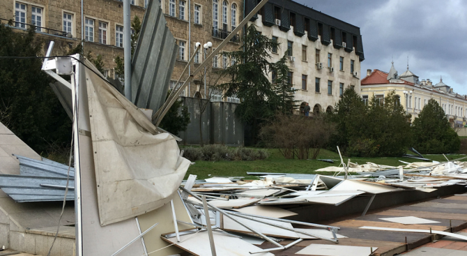 Силният вятър е съборил временните постройки изградени в близост до