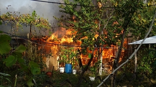 Пожар в двор в село Бутан е запалил и съседна