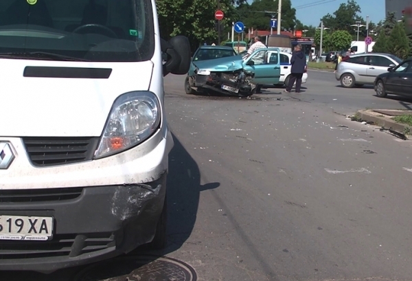 Трима са пострадали при катастрофа с фирмен бус в Монтанско