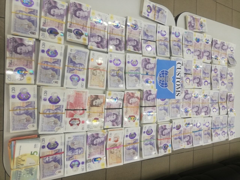 Недекларирана валута на стойност близо 300 000 лева откриха митническите