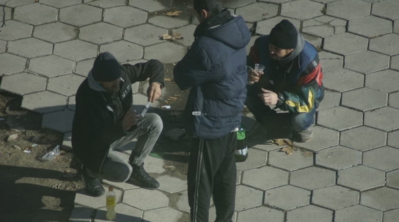 Ежедневно наркозависими мъже се инжектират венозно в центъра на Пловдив