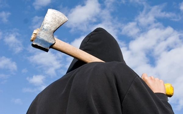 Мъж е нахлул днес в данъчна служба в Гърция и