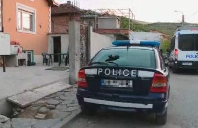 Униформени обискираха имот във Враца заради трева намериха пистолет и