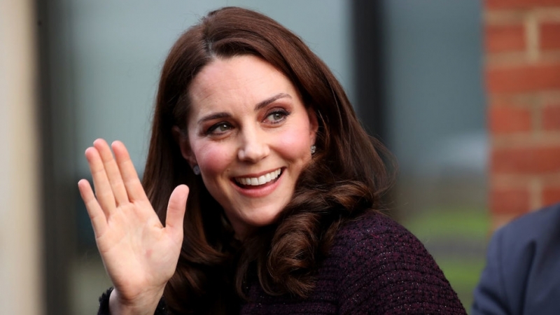 Десетки фенове на Уилям и Кейт окупираха болницата Сейнт Мери